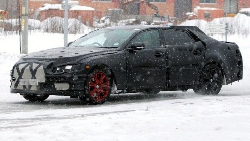 De nieuwe Jaguar XJ gooit het over een geheel andere boeg. Onder de hevige camouflage schuilt een silhouet dat meer richting dat van de XF gaat. Pas tegen het voorjaar van 2011 zullen we het definitie