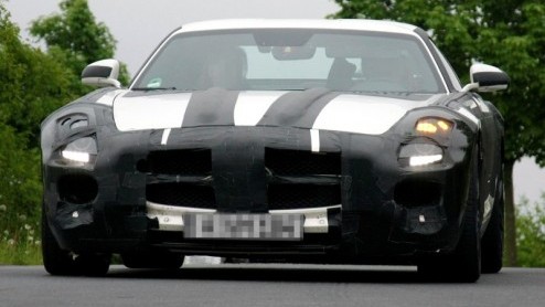 Een volbloed sportwagen, zelfstandig ontwikkeld door Mercedes-AMG, voorzien van vleugeldeuren en een flinke 6.2 liter V8 met 571 pk. Dat is de Mercedes-Benz SLS AMG, die vandaag door Das Haus is aange