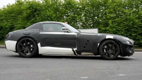 Een volbloed sportwagen, zelfstandig ontwikkeld door Mercedes-AMG, voorzien van vleugeldeuren en een flinke 6.2 liter V8 met 571 pk. Dat is de Mercedes-Benz SLS AMG, die vandaag door Das Haus is aange