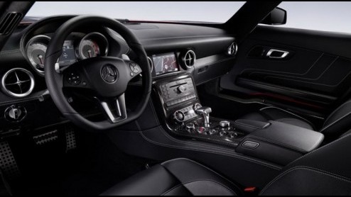 Een volbloed sportwagen, zelfstandig ontwikkeld door Mercedes-AMG, voorzien van vleugeldeuren en een flinke 6.2 liter V8 met 571 pk. Dat is de Mercedes-Benz SLS AMG, die vandaag door Das Haus is aange