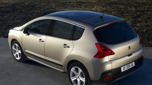 In april is het zover. Dan doet de Peugeot 3008 ons land aan. Voor zijn komst zijn de prijzen alvast bekend gemaakt. De excentrieke midi-suv, crossover zo u wilt, kost minimaal 23.800 euro. Tijdelijk 