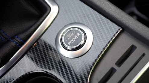 Toen we enkele maanden geleden de specificaties van de Focus RS onder ogen kregen, reageerden we nogal sceptisch. Kijk, 305 pk overbrengen op louter de voorwielen, dat is me nogal wat. Sterker nog, da