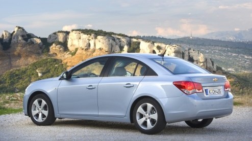 Met de Chevrolet Cruze moet het dan toch echt gaan lukken. Deze nieuwe compacte middenklasser voor jong en oud breekt met het verleden en belooft letterlijk de wereld te gaan veroveren. In het zonnige