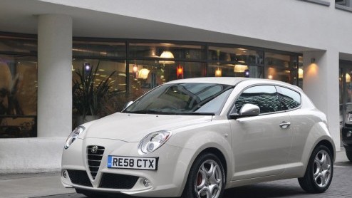 Speciaal voor Alfa Romeo liefhebbers die hun Alfa Romeo willen aanpassen naar persoonlijke wensen is 'Linea Tre Colori' ontwikkeld. Linea Tre Colori bestaat uit drie pakketten, die als eerste op de Mi