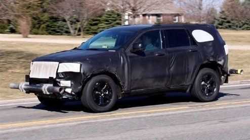 Dat het Chrysler-concern momenteel in zwaar weer verkeert, betekent niet dat de merken Dodge, Jeep en Chrysler er bij de pakken neer gaan zitten. Bij Jeep staat de nieuwe generatie Grand Cherokee op s