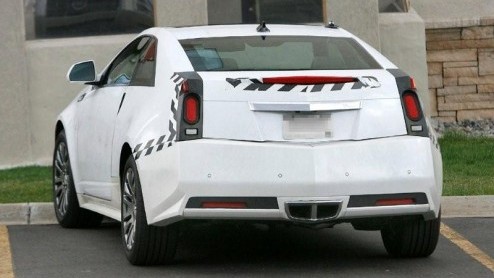 Dat de Cadillac CTS Coupe komt is een feit. Echter, er zit wat vertraging in de pijplijn, waardoor we pas in 2010 kunnen kennismaken met deze sportievere Amerikaan. Onze spionagefotograaf legde alvast