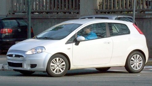 In 2006 stelde Fiat de nieuwe Punto voor, die onder de naam Grande Punto door het leven ging. Na drie jaar is het volgens Itali tijd voor een update. De verjongingskuur is vooral bij de voorzijde zic