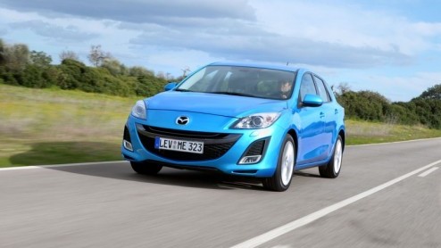 Met de nieuwe Mazda3 legt de fabrikant nog meer de nadruk op sportiviteit. De ingenieurs hebben de kooiconstructie op diverse plaatsen verstevigd, wat de stijfheid ten goede komt, het dashboard is mee