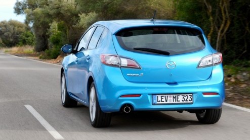 Met de nieuwe Mazda3 legt de fabrikant nog meer de nadruk op sportiviteit. De ingenieurs hebben de kooiconstructie op diverse plaatsen verstevigd, wat de stijfheid ten goede komt, het dashboard is mee