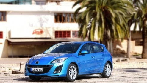 Met de nieuwe Mazda3 legt de fabrikant nog meer de nadruk op sportiviteit. De ingenieurs hebben de kooiconstructie op diverse plaatsen verstevigd, wat de stijfheid ten goede komt, het dashboard is mee