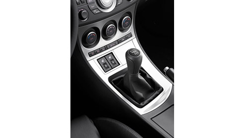 Met de nieuwe Mazda3 legt de fabrikant nog meer de nadruk op sportiviteit. De ingenieurs hebben de kooiconstructie op diverse plaatsen verstevigd, wat de stijfheid ten goede komt, het dashboard is mee