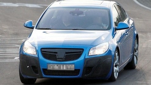 Ook uit Duitsland maar van heel andere orde is de Opel Insignia OPC. Net als zijn voorganger Vectra OPC kunnen we rekenen op een felblauwe kleur, veel pks, vierwielaandrijving en uitbundige styling.