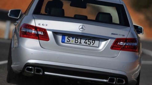 De nieuwe Mercedes E-Klasse niet sportief of snel genoeg? Hier is de oplossing, de E63 AMG. Dit topmodel wordt volgende week voorgesteld en heeft naast serieuze looks ook bergen pk's onder de kap. 525