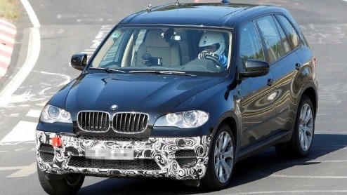 Dat de BMW X5 'alweer' sinds 2007 meeloopt, is voor het Beierse merk reden genoeg om alvast een faceliftmodel te gaan ontwikkelen. Onze spionagefotograaf legde in Duitsland een nog afgeplakt exemplaar