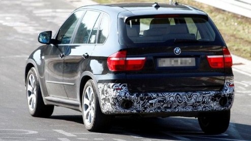 Dat de BMW X5 'alweer' sinds 2007 meeloopt, is voor het Beierse merk reden genoeg om alvast een faceliftmodel te gaan ontwikkelen. Onze spionagefotograaf legde in Duitsland een nog afgeplakt exemplaar
