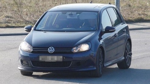 Leuk, de Golf GTI, maar nu bekend is dat er nieuw, nog sportiever R20 topmodel in de maak is, willen we daar natuurlijk alles over weten. Inmiddels verricht Volkswagen al de nodige tests met dit voor 