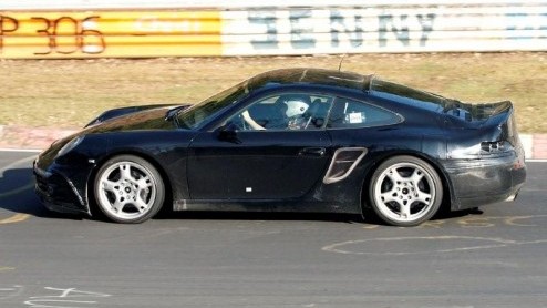 Als er nieuwe beelden van de 911 Coupe op ons bureau verschijnen, willen we je deze natuurlijk niet onthouden. Ondanks dat deze intern aangeduide 998 pas voor 2011 staat gepland, kunnen we alvast ee