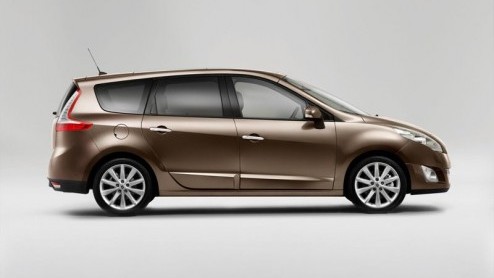 Renault zet de nieuwe Scnic en Grand Scnic voor scherpe prijzen in de showroom. De Franse familieauto met veel groene energielabels is er vanaf 23.300 euro. Speciaal voor de zakelijke markt is er ee