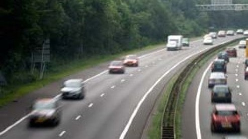 Komt er nou wel of geen kilometerheffing? Minister Eurlings ziet het in 2011 toch nog niet gebeuren. In dat jaar zouden vrachtwagens aan deze vermadelijde belastingen moeten gaan geloven, maar de mini