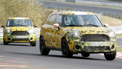 Nu de nieuwe Mini Cabriolet bij de dealers is gearriveerd kunnen we onze zinnen gaan zetten op de crossover-versie Crossman. Deze uit de kluiten gewassen en opgestoerde Mini rolt volgend jaar de dea
