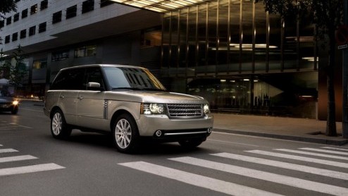 Licht geretoucheerde looks, nieuwe motoren, verbeterde rijeigenschappen en een opgewaardeerd interieur. Dat is waar het bij de vernieuwde Range Rover van Land Rover om draait. Na diverse spionagebeeld