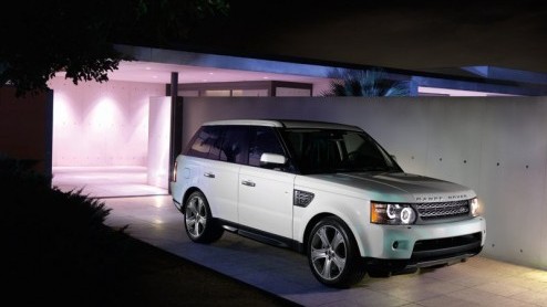 Licht geretoucheerde looks, nieuwe motoren, verbeterde rijeigenschappen en een opgewaardeerd interieur. Dat is waar het bij de vernieuwde Range Rover van Land Rover om draait. Na diverse spionagebeeld