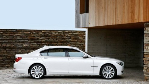 Is BMW's 740i nog niet snel, begeerlijk of prijzig genoeg? Geen nood, want nu is er ook een 7-serie met V12. Deze levert 544 pk en 750 Nm, dat moet toch wel genoeg zijn?
