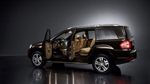 Hoe groot de Mercedes-Benz GL-Klasse ook is, de facelift aan dit model heeft de wijzigingen echter klein gehouden. De Duitse mastodont kreeg een nieuwe grille, andere mistlampen en gewijzigde bumpers