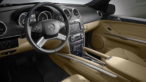 Hoe groot de Mercedes-Benz GL-Klasse ook is, de facelift aan dit model heeft de wijzigingen echter klein gehouden. De Duitse mastodont kreeg een nieuwe grille, andere mistlampen en gewijzigde bumpers