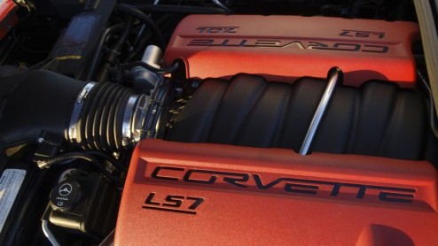 De gewone Corvette is met zijn dik 400 pk al geen katje dat je zonder handschoenen moet aanpakken. De overtreffende trap, genaamd Z06, is soms zelfs angstaanjagend snel.