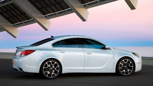 Benieuwd naar de Opel Insignia OPC? Dit is 'm! Zoals je kunt zien hebben de Opel-designers er serieus werk van gemaakt! Ook onder de kap blijft het niet bij bluf: vierwielaangedreven en 325 pk uit een