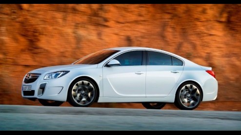 Benieuwd naar de Opel Insignia OPC? Dit is 'm! Zoals je kunt zien hebben de Opel-designers er serieus werk van gemaakt! Ook onder de kap blijft het niet bij bluf: vierwielaangedreven en 325 pk uit een