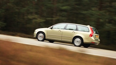 Volvo heeft in navolging van de C30 twee nieuwe uitvoeringen van de V50 speciaal geprijsd. Ze gaan als V50 Advantage of Sport door het leven, gekoppeld aan een 1.8 benzine of 1.6 diesel. Prijzen begin