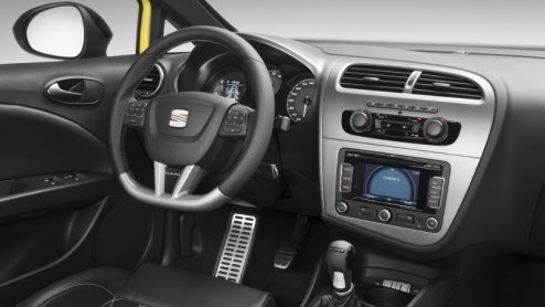 In navolging van de vernieuwde Seat Leon kan ook de Leon Cupra op een opfriskuur rekenen. Deze potente Spanjaard stelt zich samen met de Ibiza FR alvast voor met tekst, beeld en uitleg. Volgende maand
