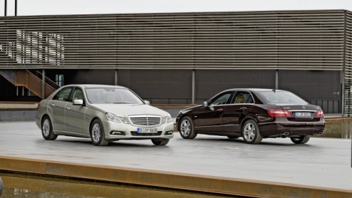Ondernemers, zakenlieden en taxichauffeurs opgelet. De nieuwe E-Klasse staat bij de dealer. Onze eerste kennismaking liegt er niet om. De E is nog steeds helemaal zichzelf, maar stuurt beter, zit bo