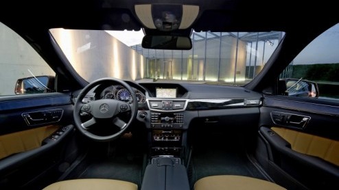 Ondernemers, zakenlieden en taxichauffeurs opgelet. De nieuwe E-Klasse staat bij de dealer. Onze eerste kennismaking liegt er niet om. De E is nog steeds helemaal zichzelf, maar stuurt beter, zit bo