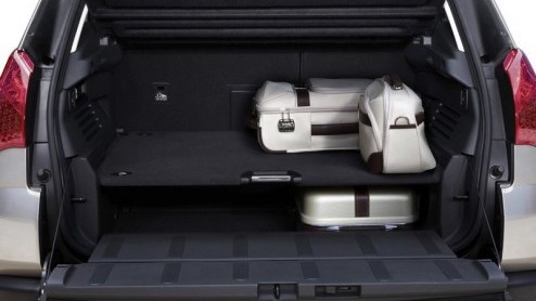 Nee, de Peugeot 3008 is geen SUV. Het is volgens de fabrikant, jawel hoe kan het ook anders, een crossover. En waarom dan wel? Nou, anders dan zijn voorkomen wellicht doet vermoeden, ontbeert de 3008