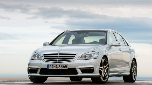 In navolging van de presentatie van de vernieuwde Mercedes S-Klasse AMG-modellen zijn nu ook de bijbehorende prijzen bekendgemaakt. De S 63 AMG verwisselt voor minimaal twee ton euro van eigenaar, en