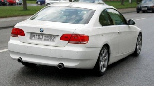 Wanneer de BMW 3-serie sedan en Touring een opfriskuur hebben gekregen, mag de nog sportievere Coupe-versie natuurlijk niet achterblijven. Onze spionagefotograaf stuitte op een testexemplaar bij onze 