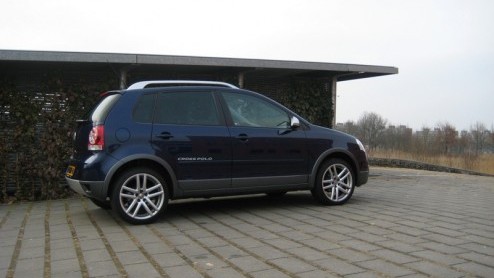 De Volkswagen Polo, wie kent m niet? Maar klinkt de stoer ogende CrossPolo net zo klinkend in de oren? Precies. Daarom een nadere kennismaking met de CrossPolo 1.6 (voordat het te laat is). Dan blijk