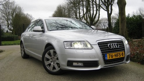 Grote kans dat wanneer de geslaagde zakenman bij de baas mag aankloppen voor een nieuwe auto van de zaak, het een Audi A6 is. Dat deze forse middenklasser met recht tot twee maal toe Zakenauto van het