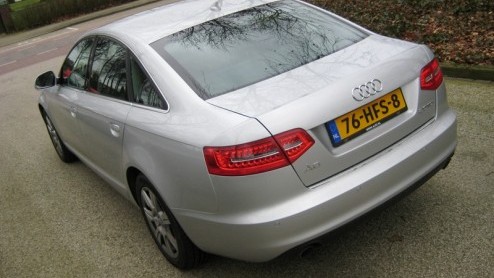 Grote kans dat wanneer de geslaagde zakenman bij de baas mag aankloppen voor een nieuwe auto van de zaak, het een Audi A6 is. Dat deze forse middenklasser met recht tot twee maal toe Zakenauto van het