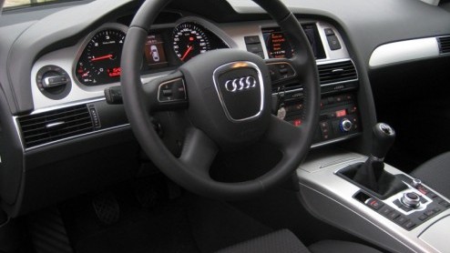 Grote kans dat wanneer de geslaagde zakenman bij de baas mag aankloppen voor een nieuwe auto van de zaak, het een Audi A6 is. Dat deze forse middenklasser met recht tot twee maal toe Zakenauto van het