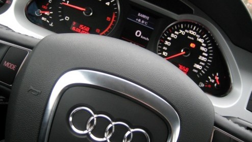 Grote kans dat wanneer de geslaagde zakenman bij de baas mag aankloppen voor een nieuwe auto van de zaak, het een Audi A6 is. Dat deze forse middenklasser met recht tot twee maal toe Zakenauto van het