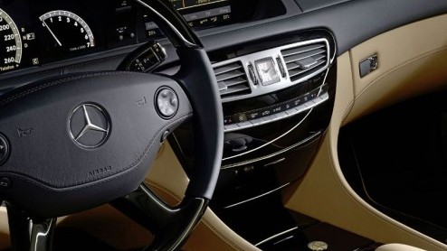 De Mercedes-ster bestaat 100 jaar en viert dat met een speciale CL-Klasse. Voor het jubileummodel schaadt overdaad niet, dus is de CL getooid in een AMG-jas en rijkelijk uitgerust. De feestvreugde bli