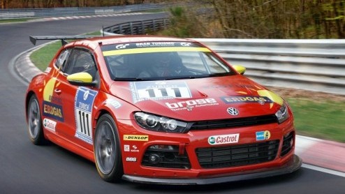 Aardgas suf? Helemaal niet! Volkswagen laat op 23 en 24 mei twee aardgas aangedreven Sciroccos GT24 los op het Duitse circuit. De sportieve scheurijzers nemen deel aan de 24 Uur van de Nrburgring.