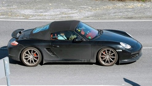 Nog voordat de nieuwe generatie Porsche Boxster ter wereld komt heeft het sportwagenmerk nog een smaakmaker in petto, de Boxster Speedster. Deze bijzondere uitvoering met lager dak doet oude tijden he