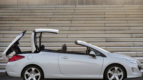 Een roadster pur sang? Nee, daarvoor hoef je niet bij Peugeot aan te kloppen. De Franse fabrikant ziet de opvolger van de 307 CC duidelijk als een vierzits cabrio waarmee het heerlijk cruisen is. Maar