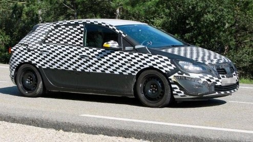 De komst van de nieuwe Opel Astra is dichtbij. Na teasers en uitgelekte beelden hebben de nieuwe middenklasser al goed op het netvlies. In Spaanse sferen deed een testexemplaar dan ook de laatste test