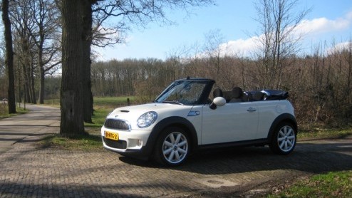 Mini heeft het geduld van vele Minirijders (in spe) op de proef gesteld. Drie jaar na de introductie van de nieuwe Mini is het de beurt aan de nieuwe Cabrio. Zijn komst is geen grote verrassing, maar